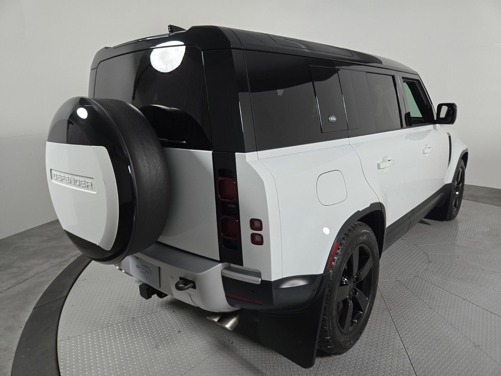 Used 2024 Land Rover Defender 110 SE AWD/4WD image 2