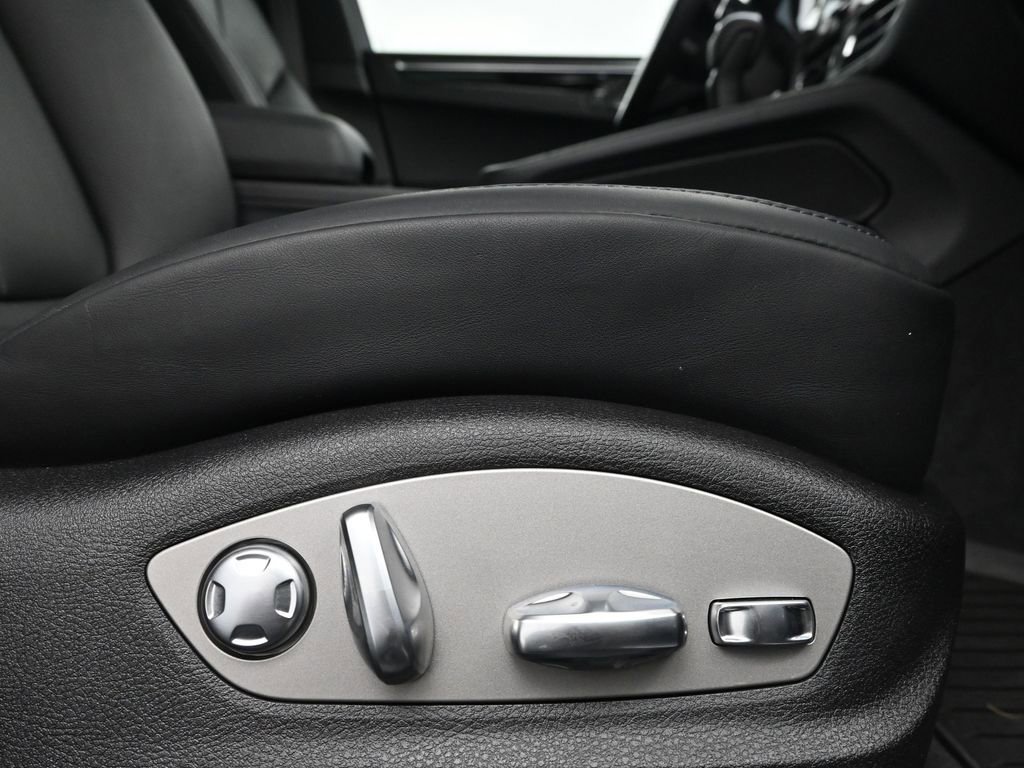 Certified 2026 Porsche Macan AWD/4WD image 15