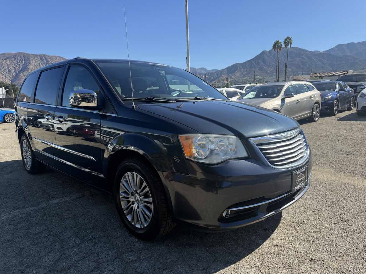 Used 2013 Chrysler Town & Country Touring-L w/ Driver Convenience Group FWD image 2