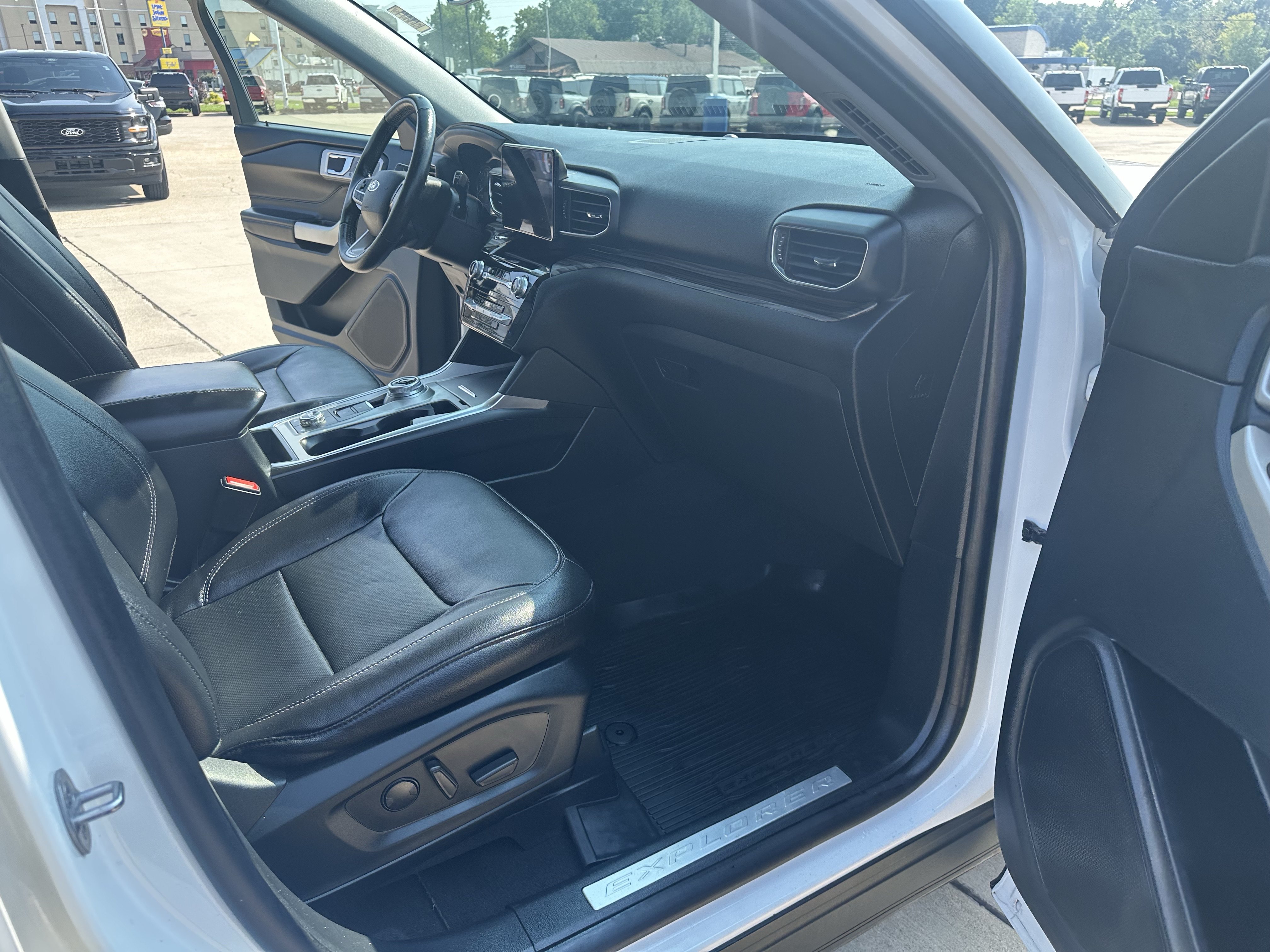 Used 2021 Ford Explorer Limited w/ Equipment Group 301A AWD/4WD image 8