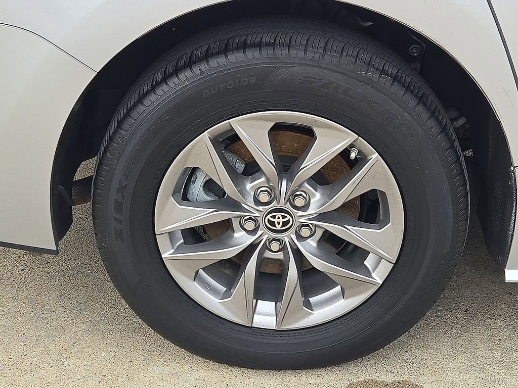 Used 2025 Toyota Sienna LE image 7