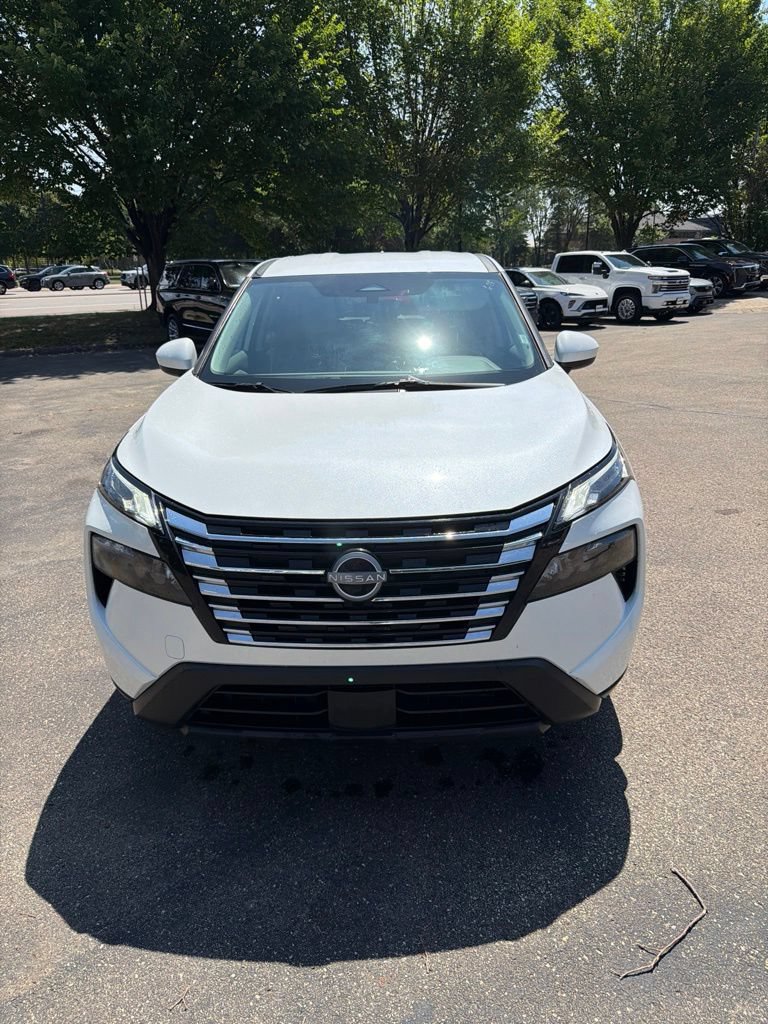 Used 2025 Nissan Rogue SV AWD/4WD image 2