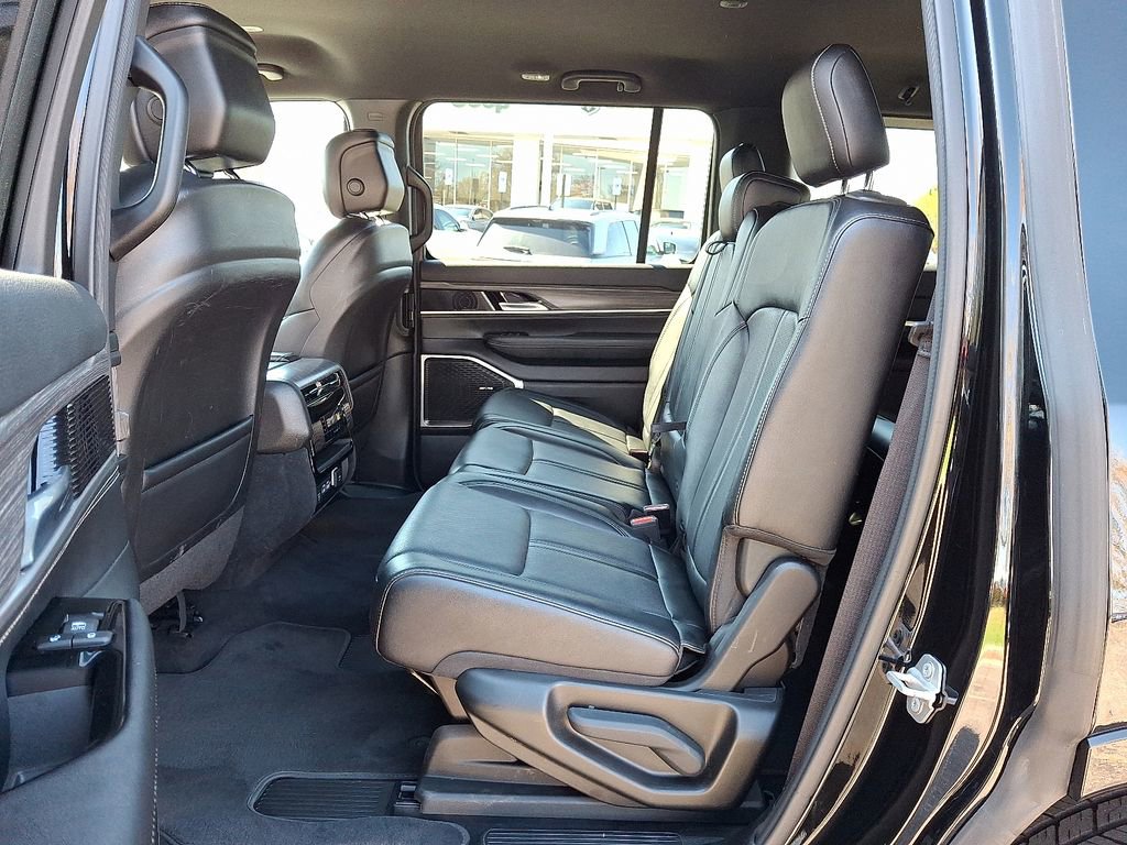 Used 2024 Jeep Wagoneer Series II w/ Flexible Seating Group image 11