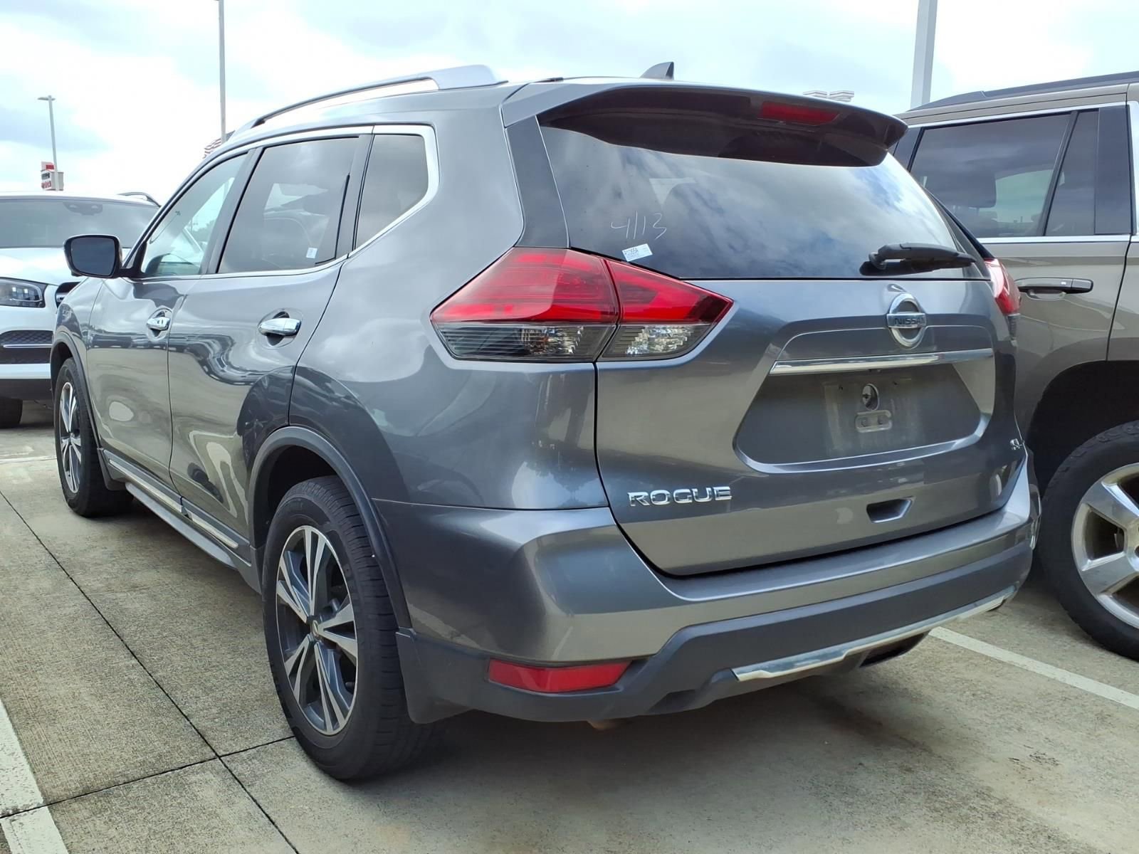 Used 2017 Nissan Rogue SL image 2