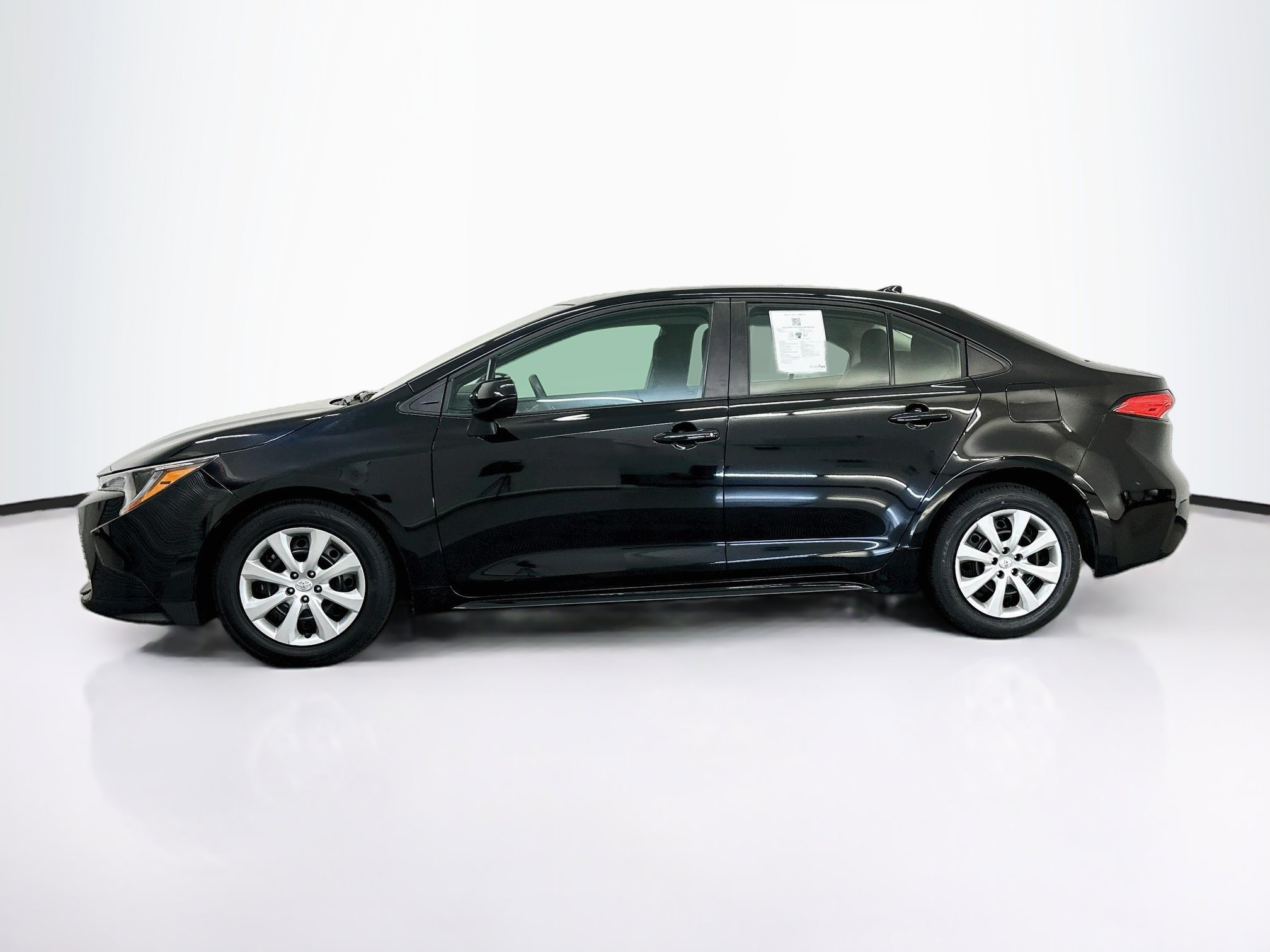 Used 2025 Toyota Corolla LE FWD image 4