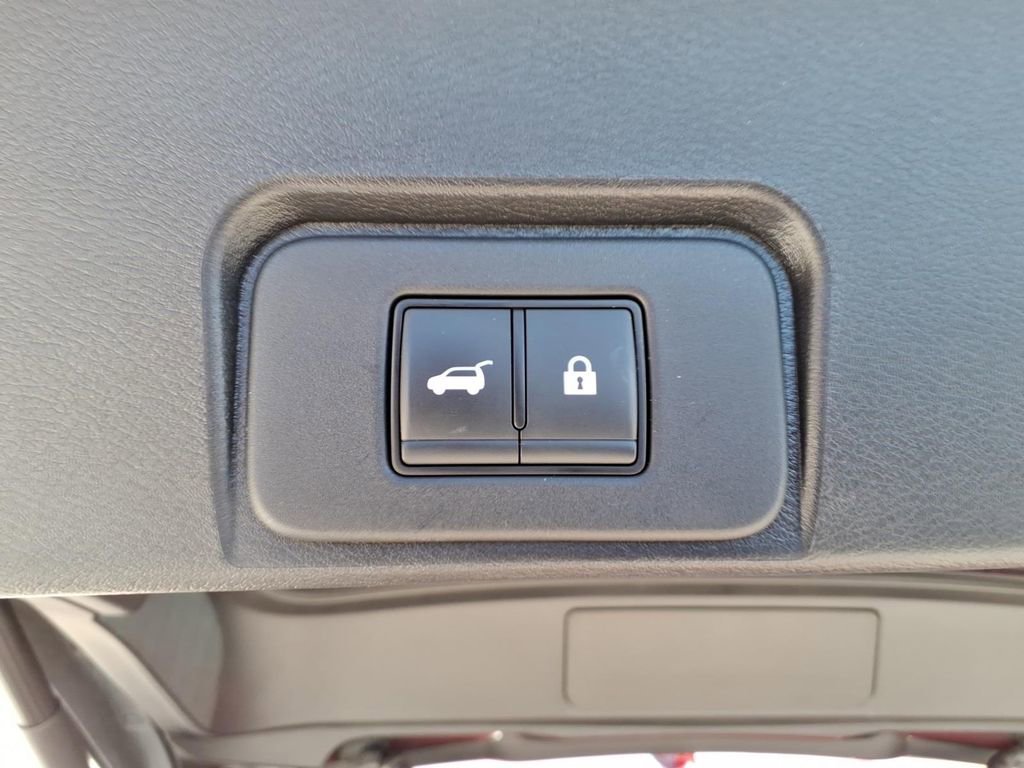 Used 2025 Nissan Rogue SV FWD image 18