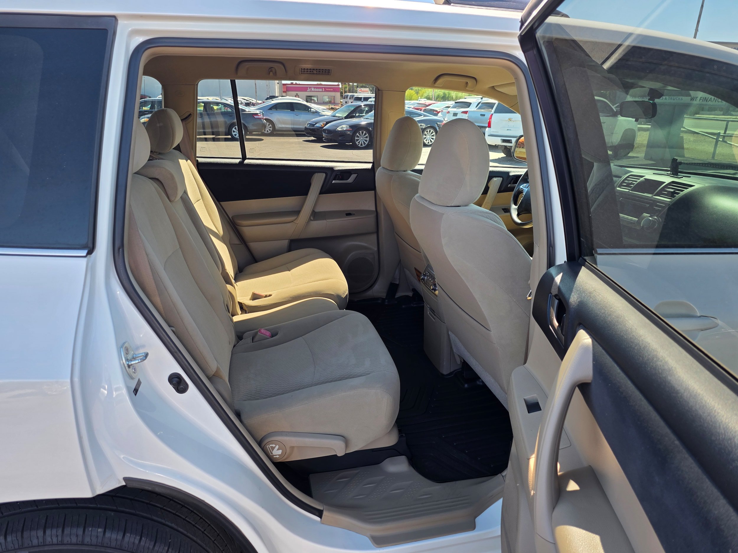 Used 2012 Toyota Highlander FWD w/ Tech Pkg image 24