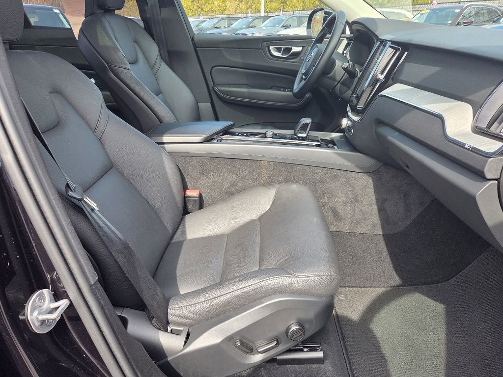 Used 2025 Volvo XC60 B5 Plus image 29