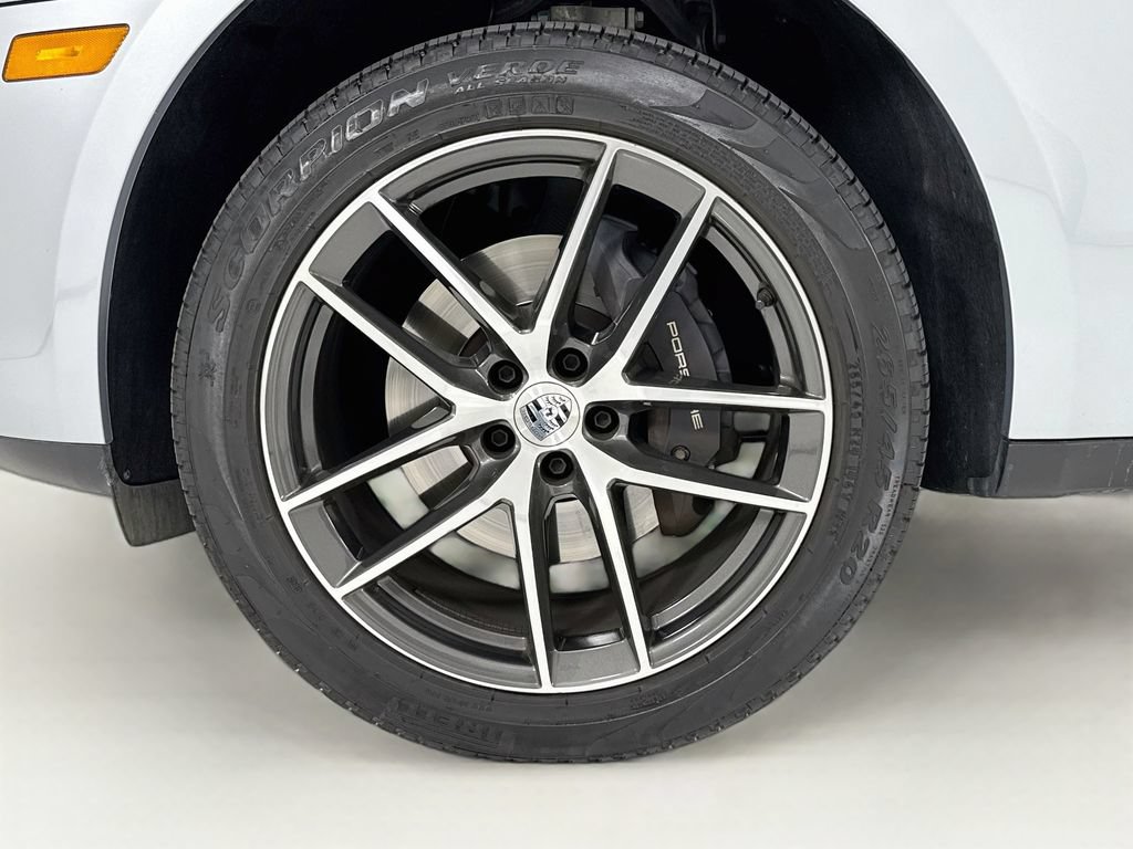 Certified 2025 Porsche Macan AWD/4WD image 33