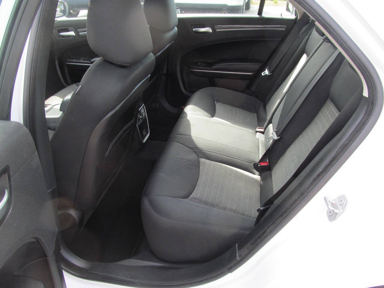 Used 2019 Chrysler 300 Touring RWD image 18