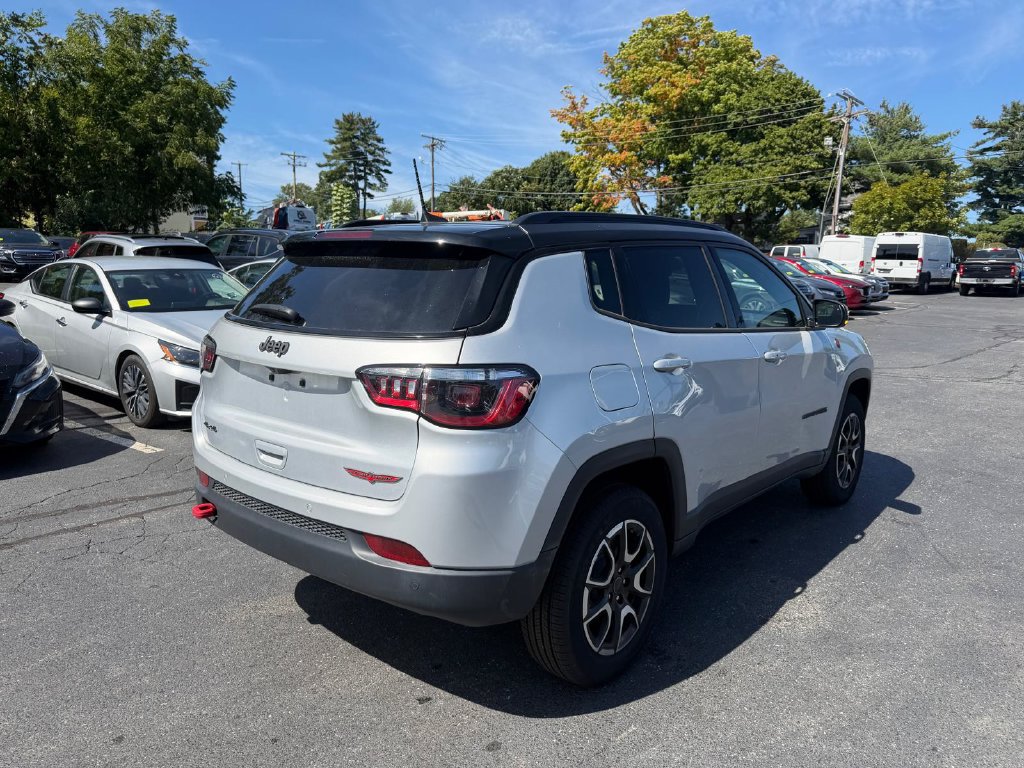 Used 2025 Jeep Compass Trailhawk AWD/4WD image 5