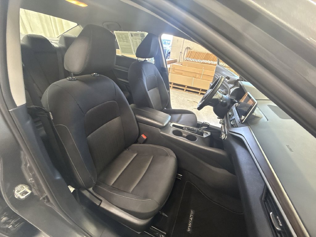 Used 2025 Nissan Altima 2.5 SV FWD image 36