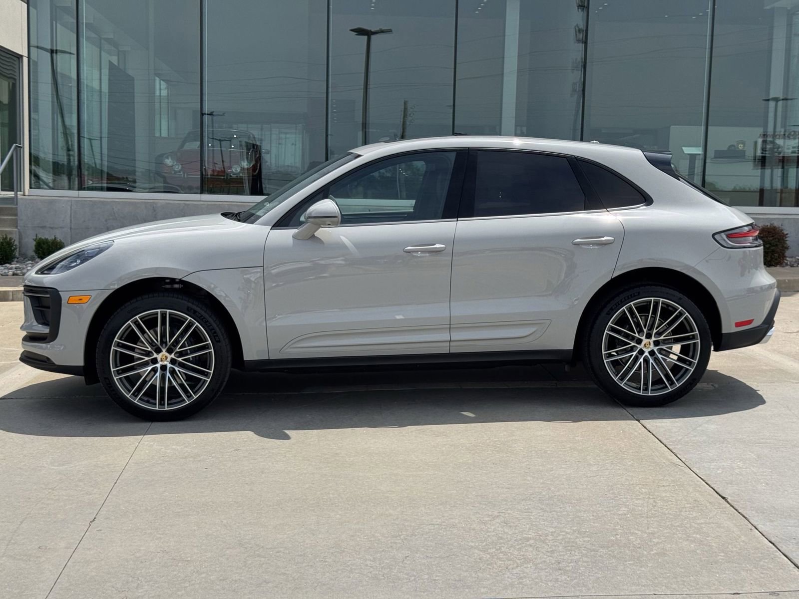 Certified 2025 Porsche Macan AWD/4WD image 2