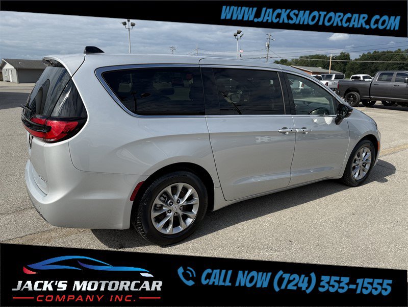 Used 2026 Chrysler Pacifica Limited FWD image 17