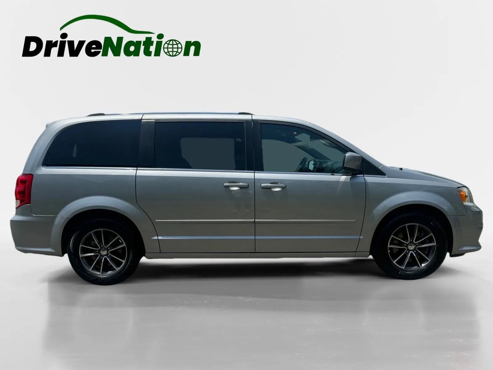 Used 2017 Dodge Grand Caravan SXT image 4