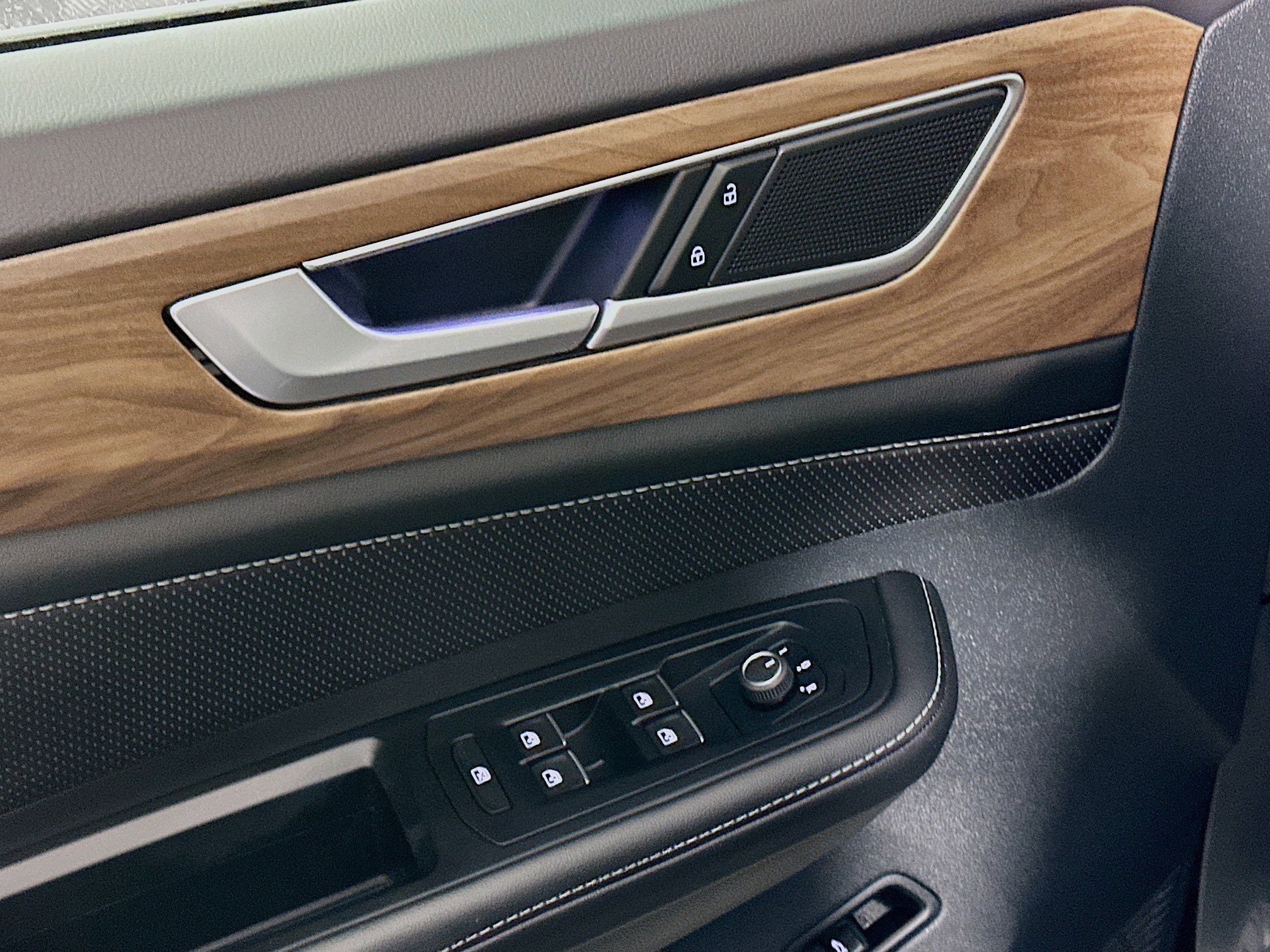 Used 2025 Volkswagen Atlas SE image 15