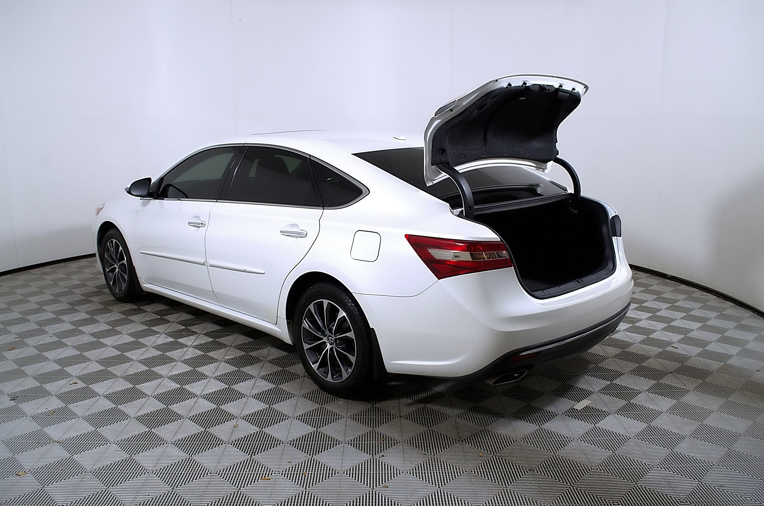 Used 2017 Toyota Avalon XLE Premium FWD image 10