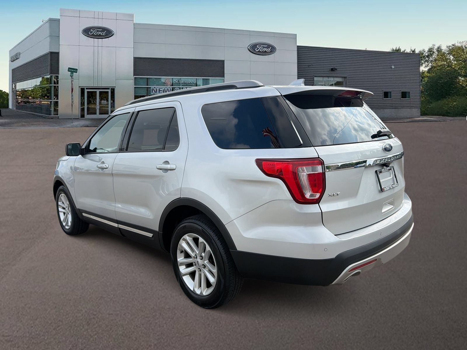 Used 2017 Ford Explorer XLT w/ Equipment Group 202A FWD image 8