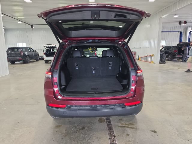 Used 2025 Jeep Grand Cherokee Altitude AWD/4WD image 26