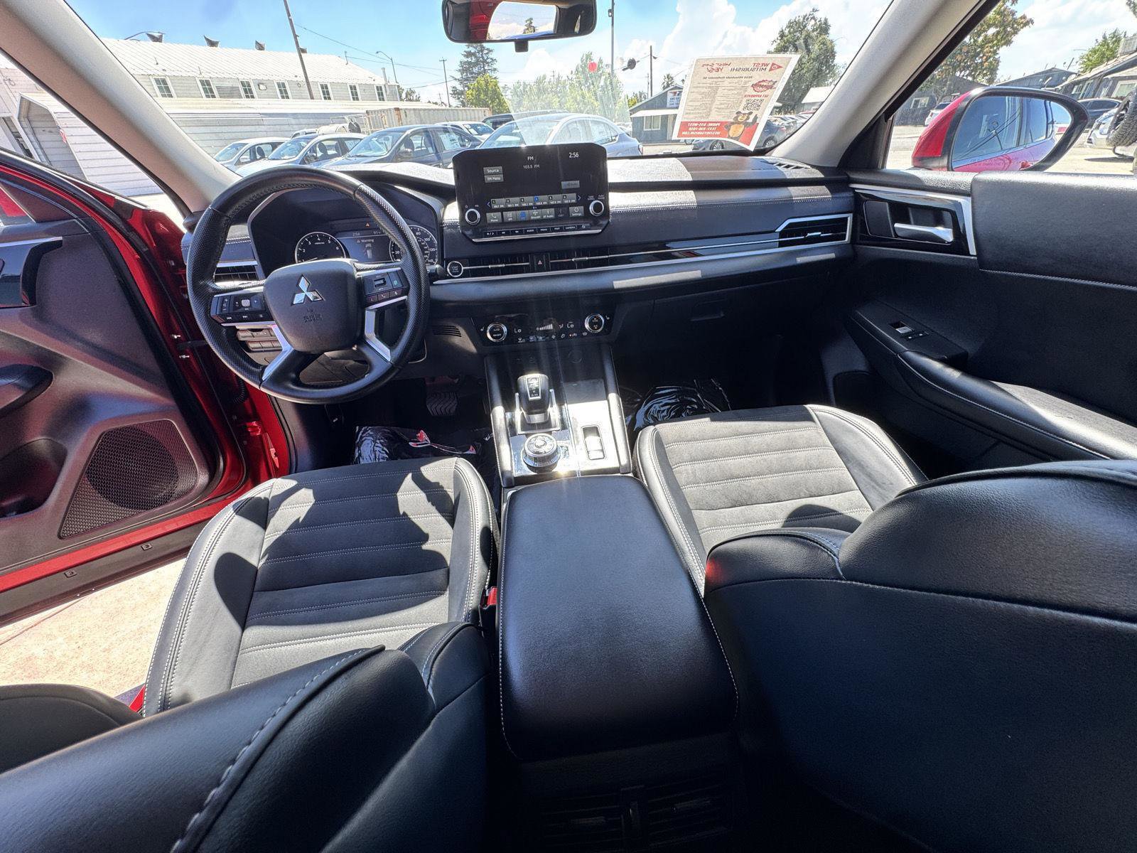 Used 2024 Mitsubishi Outlander SE image 14