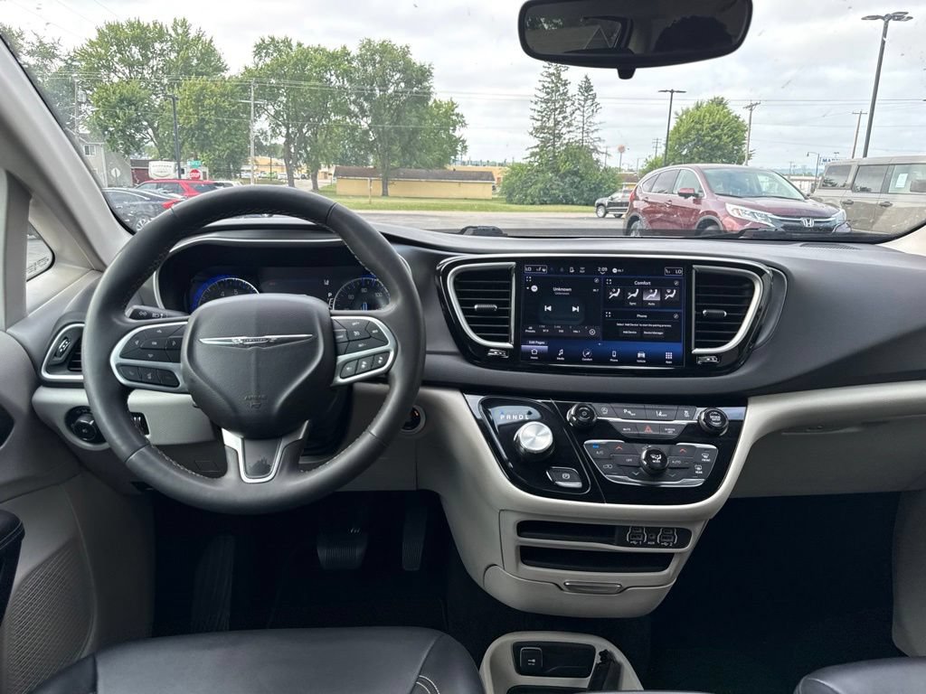 Used 2024 Chrysler Pacifica Touring-L FWD image 37