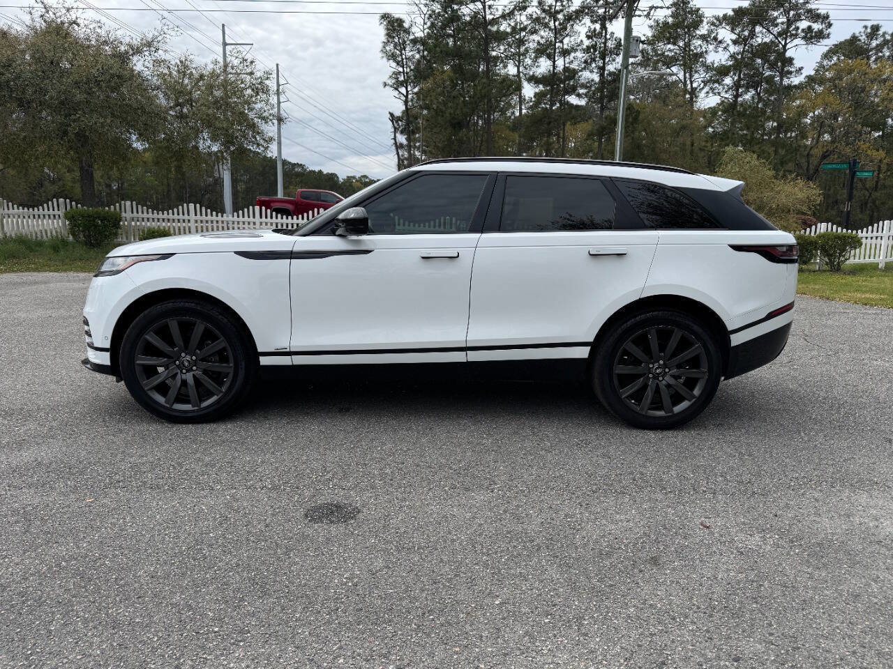 Used 2018 Land Rover Range Rover Velar R-Dynamic HSE image 3