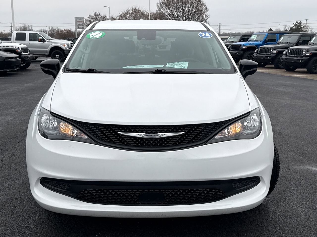 Used 2024 Chrysler Voyager LX image 8