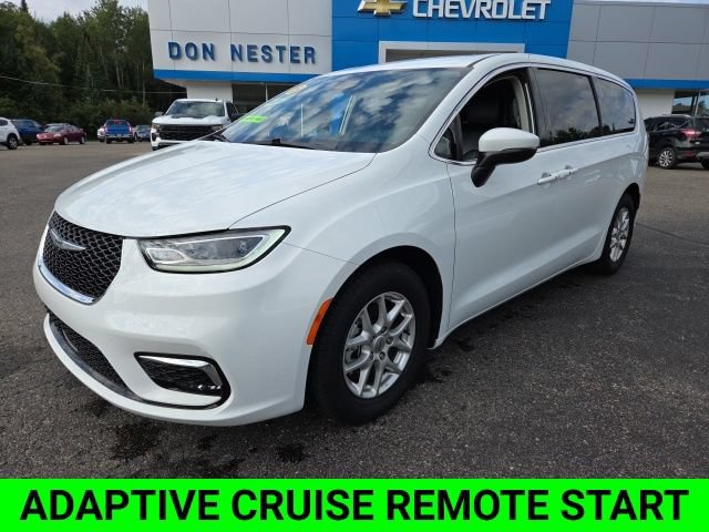 Used 2023 Chrysler Pacifica Touring-L FWD image 4
