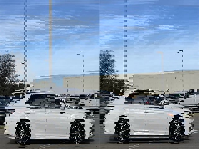 Used 2022 Toyota Camry SE image 3