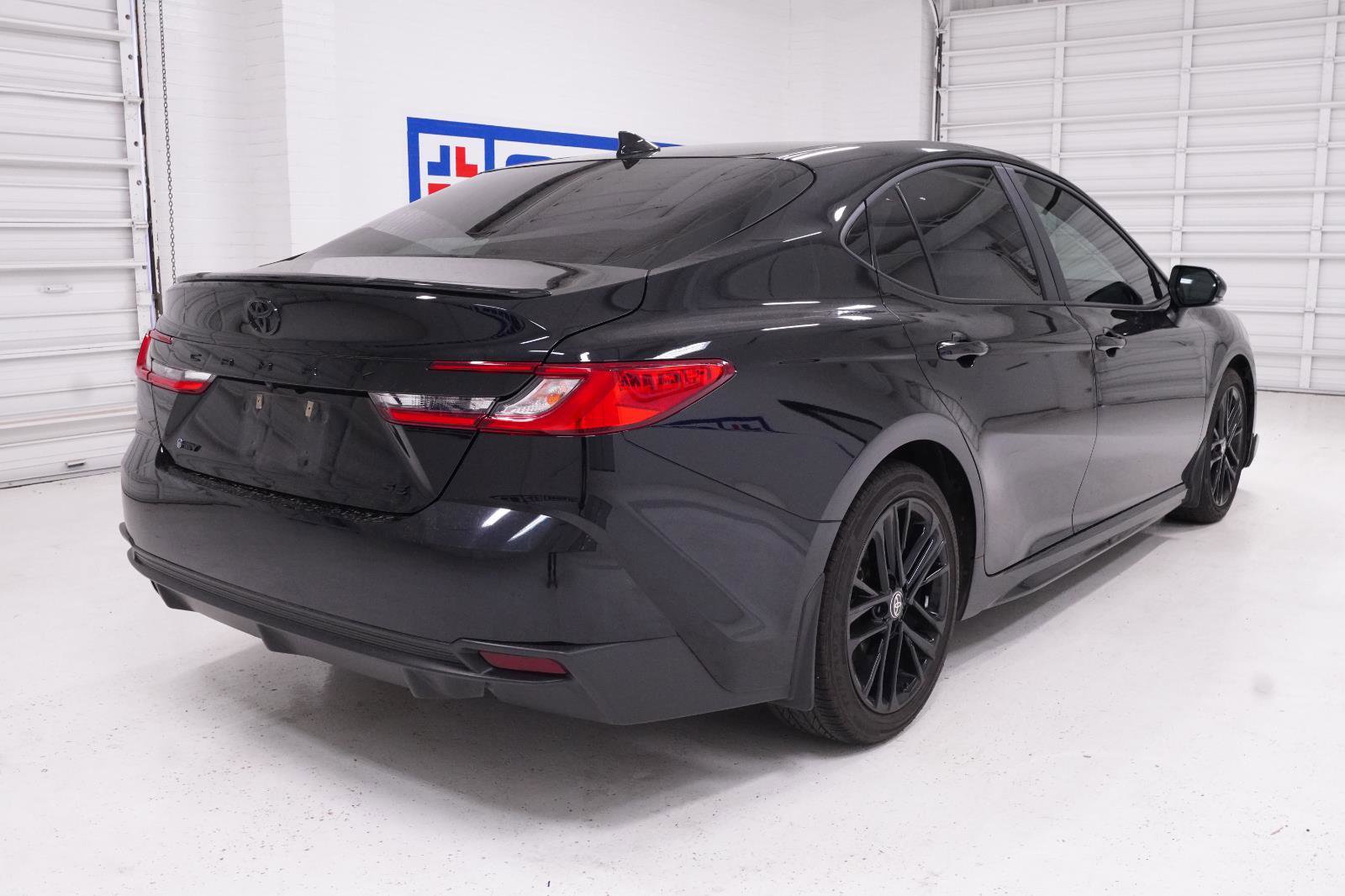 Used 2025 Toyota Camry SE FWD image 5