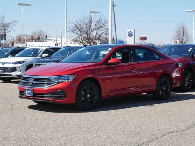 Used 2023 Volkswagen Jetta SE w/ Panoramic Sunroof Package image 3