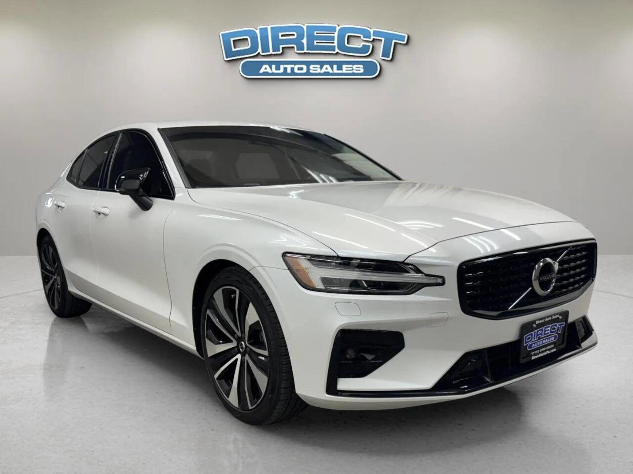 Used 2022 Volvo S60 B5 Momentum w/ Premium Package AWD/4WD image 1