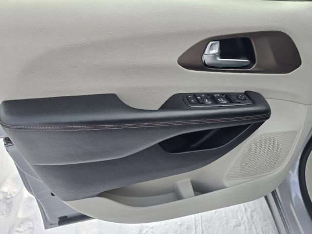 Used 2017 Chrysler Pacifica Touring image 15