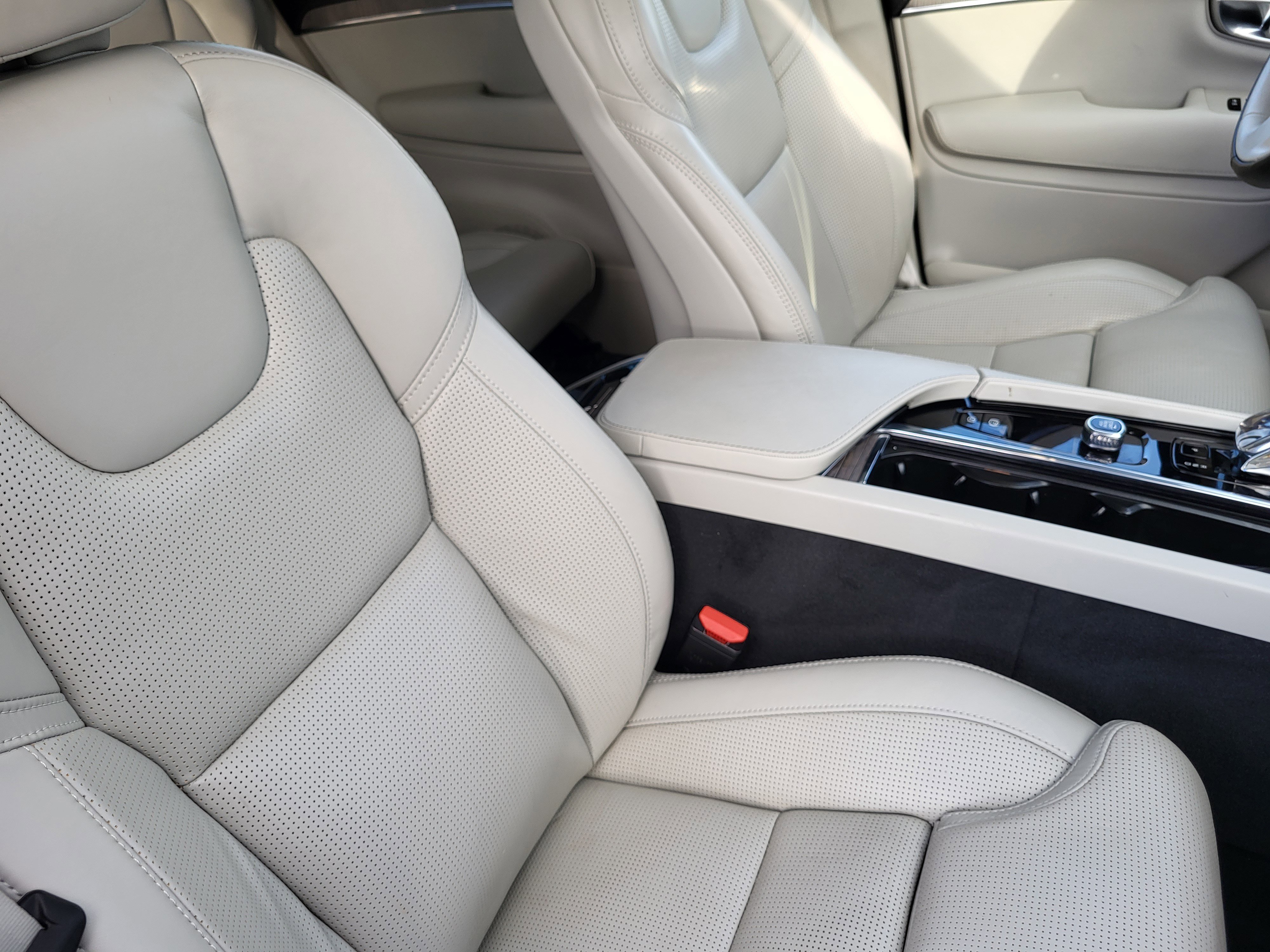 Certified 2023 Volvo XC90 B6 Ultimate w/ Protection Package Premier image 15