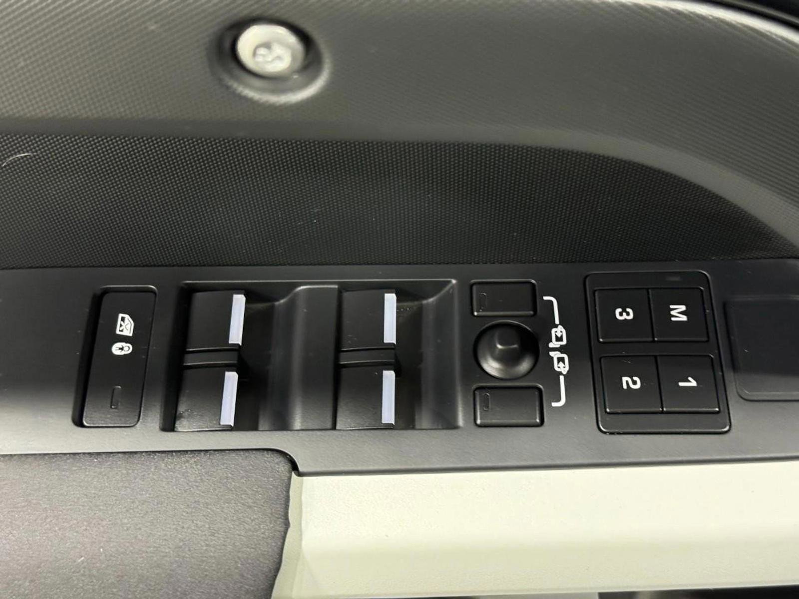 Used 2023 Land Rover Defender 130 SE image 20