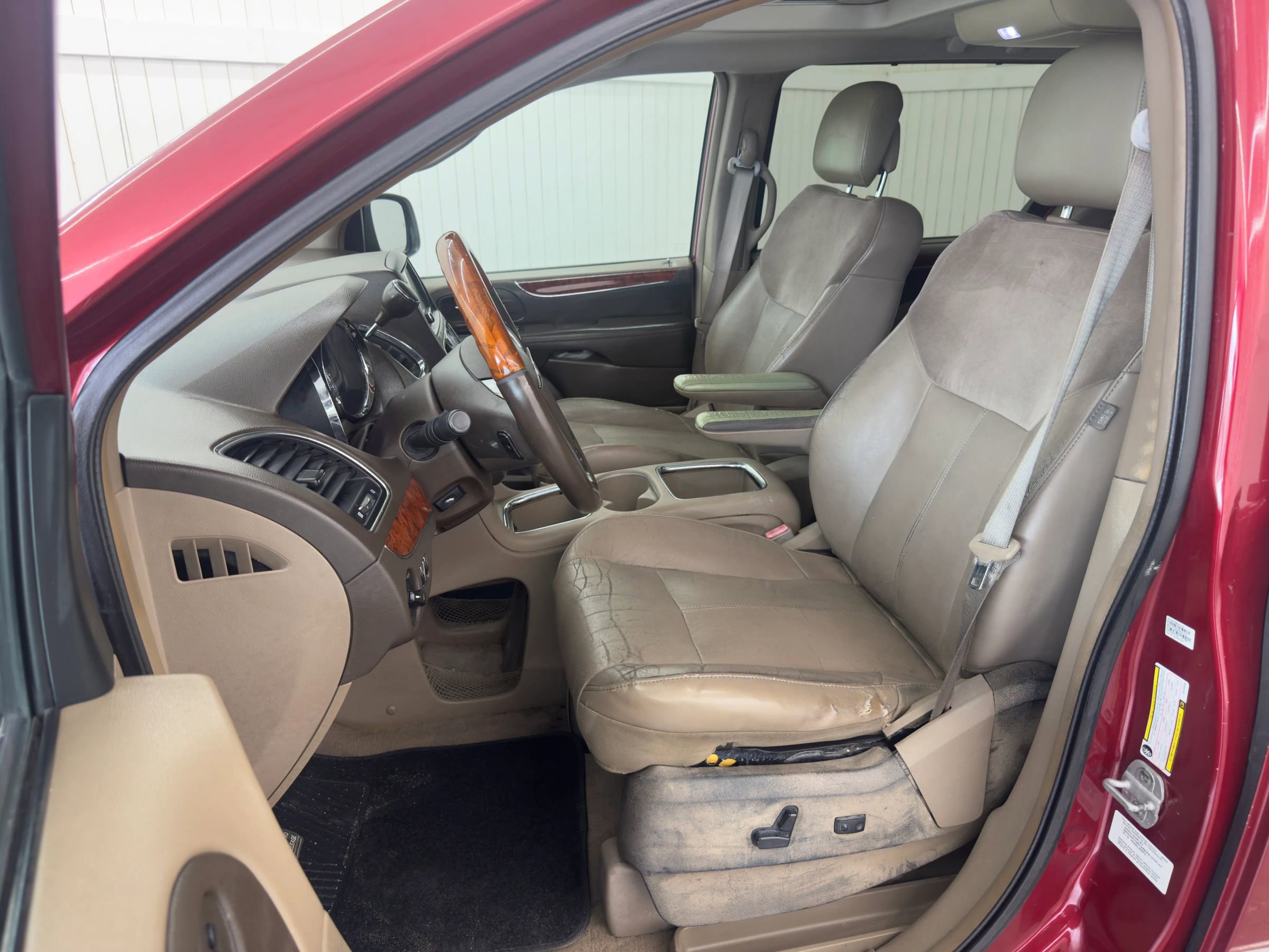 Used 2012 Chrysler Town & Country Limited w/ Luxury Group image 9