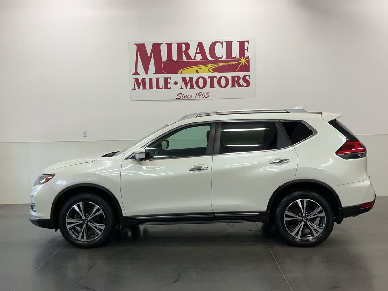 Used 2017 Nissan Rogue SL w/ SL Premium Package AWD/4WD image 2