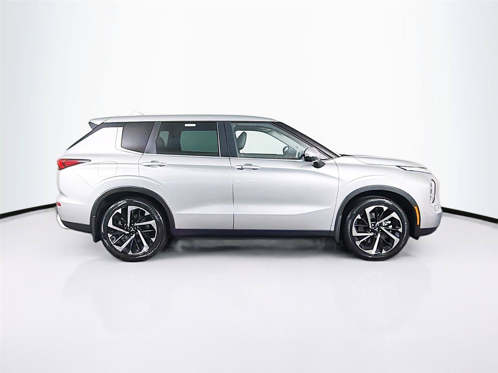 Used 2023 Mitsubishi Outlander SE FWD image 12