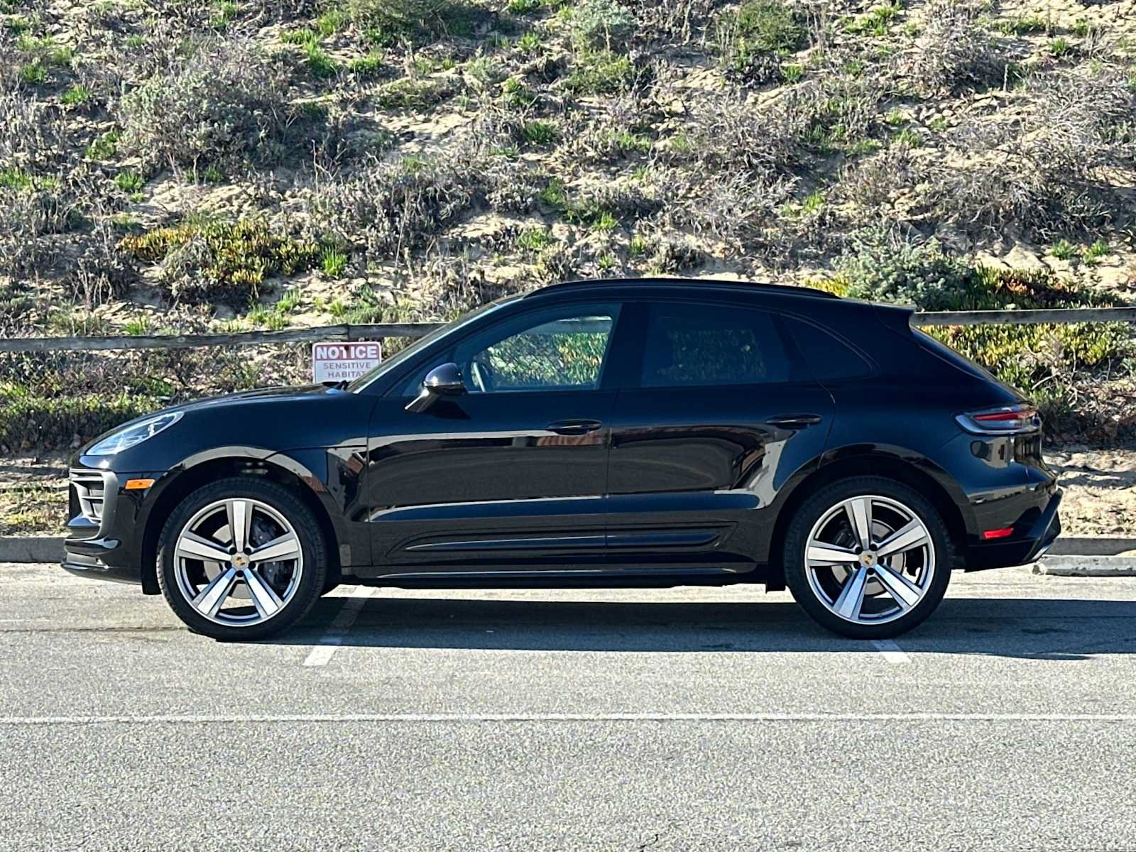 Certified 2025 Porsche Macan AWD/4WD image 2