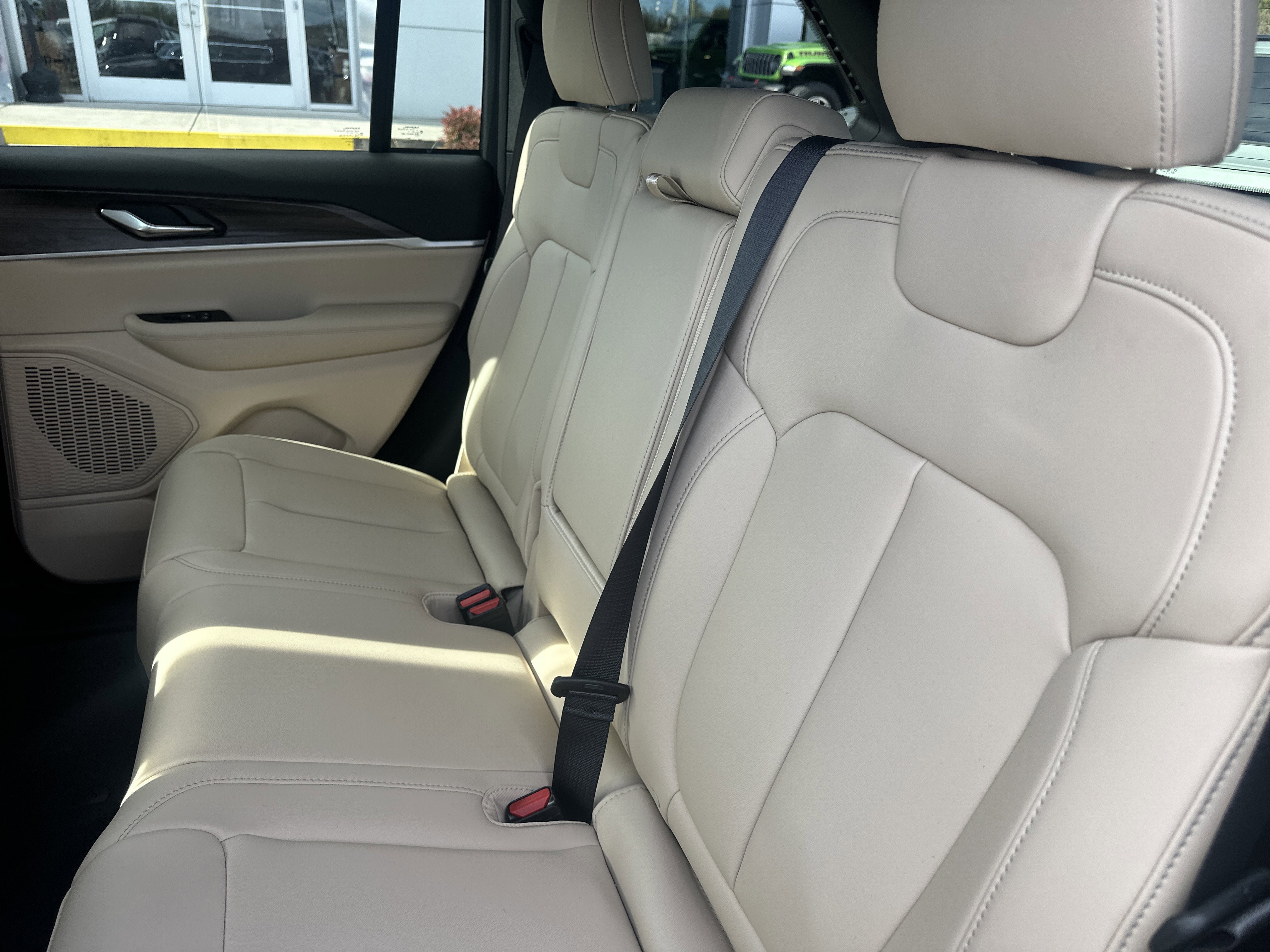 New 2025 Jeep Grand Cherokee Limited w/ Black Appearance Package AWD/4WD image 19
