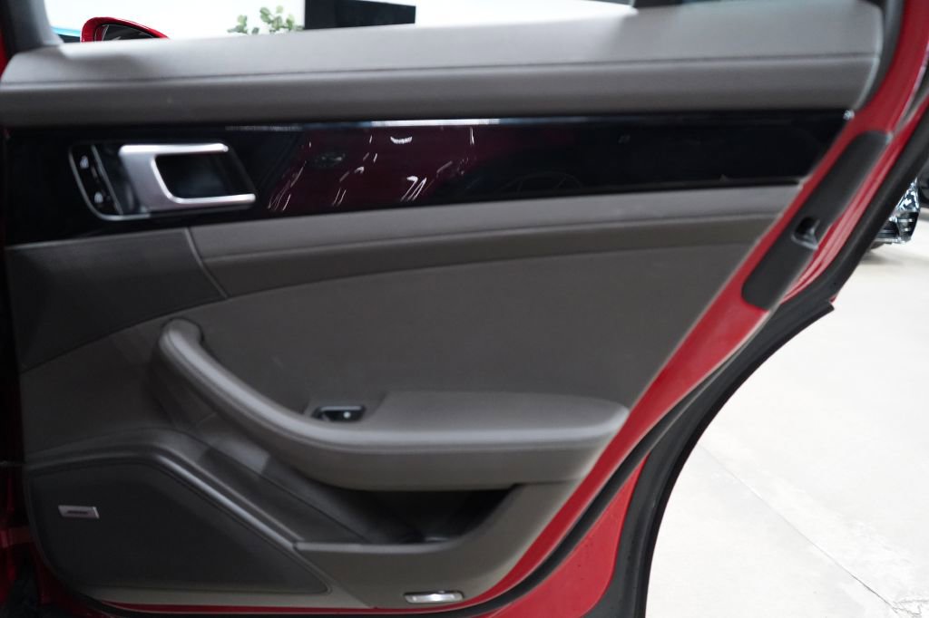 Used 2020 Porsche Panamera RWD image 21