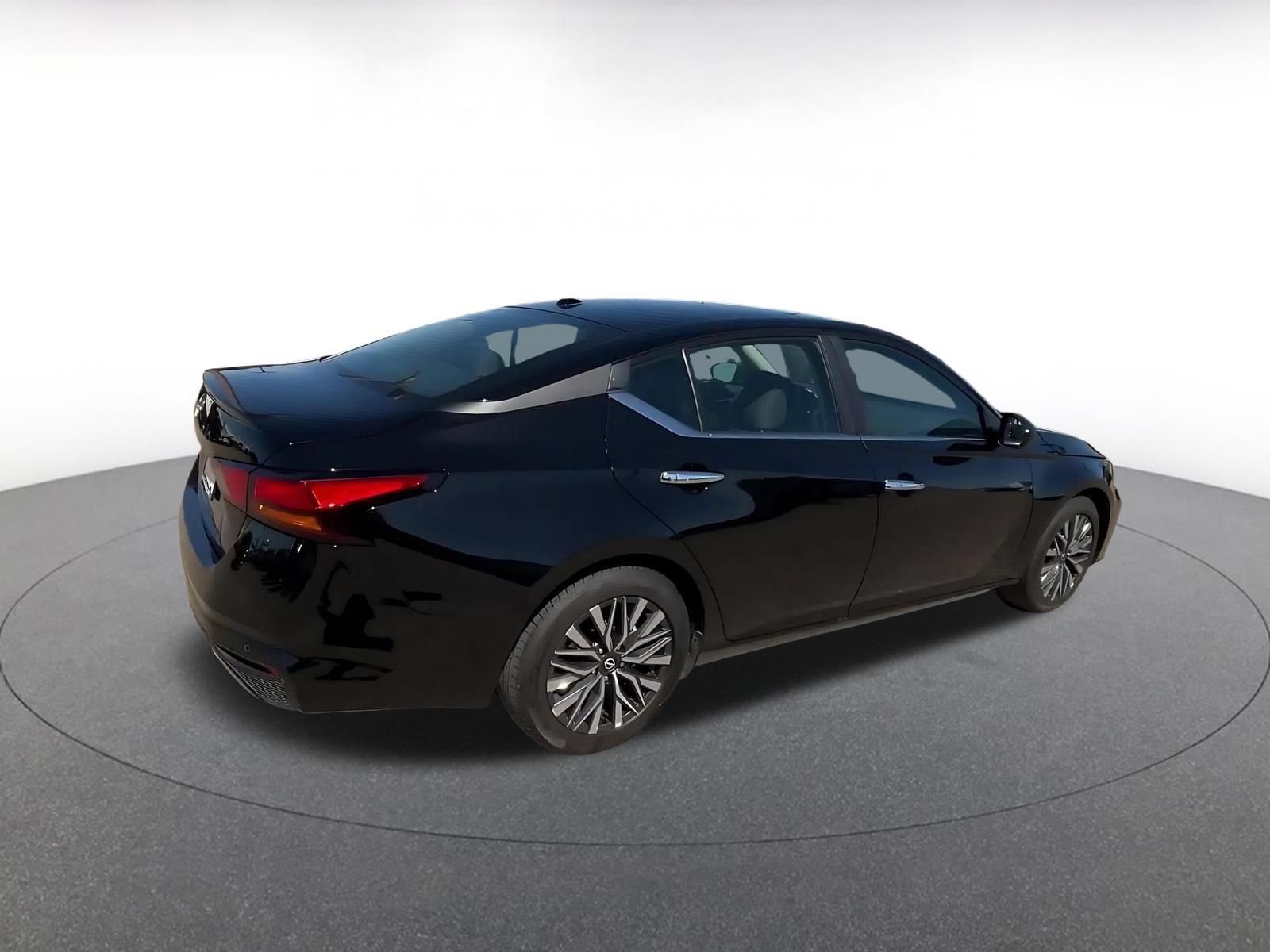 Used 2025 Nissan Altima 2.5 SV FWD image 14