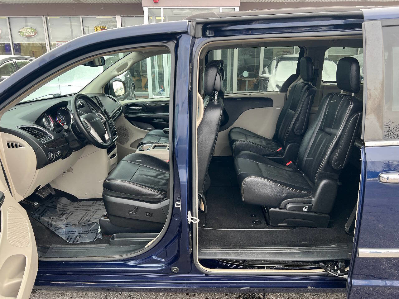 Used 2015 Chrysler Town & Country Touring w/ Driver Convenience Group image 25