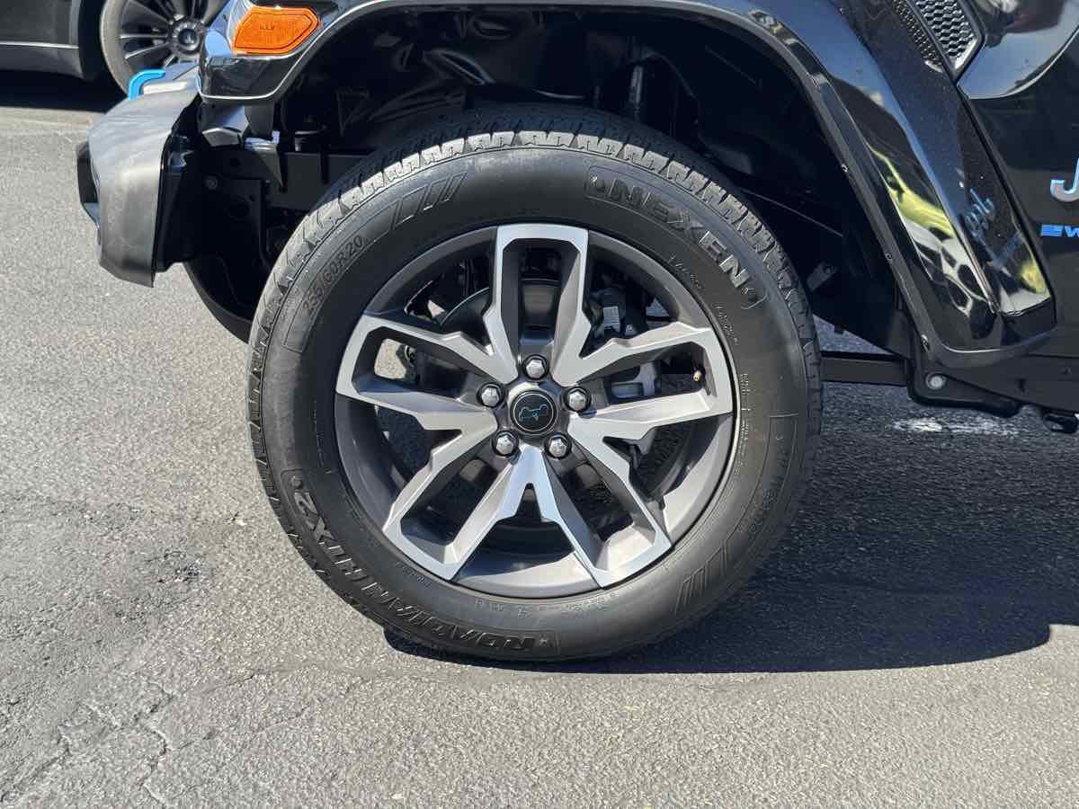Used 2024 Jeep Wrangler Unlimited w/ Convenience Group AWD/4WD image 8