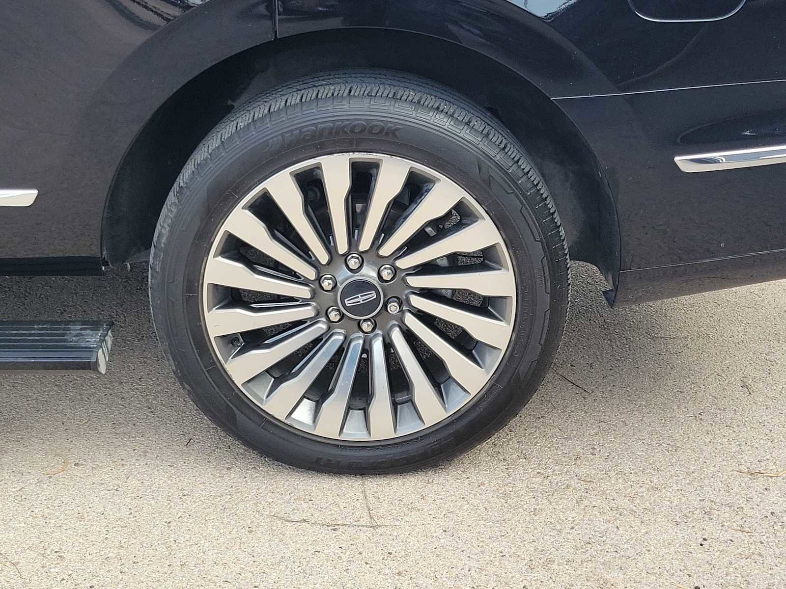 Used 2019 Lincoln Navigator Reserve image 4