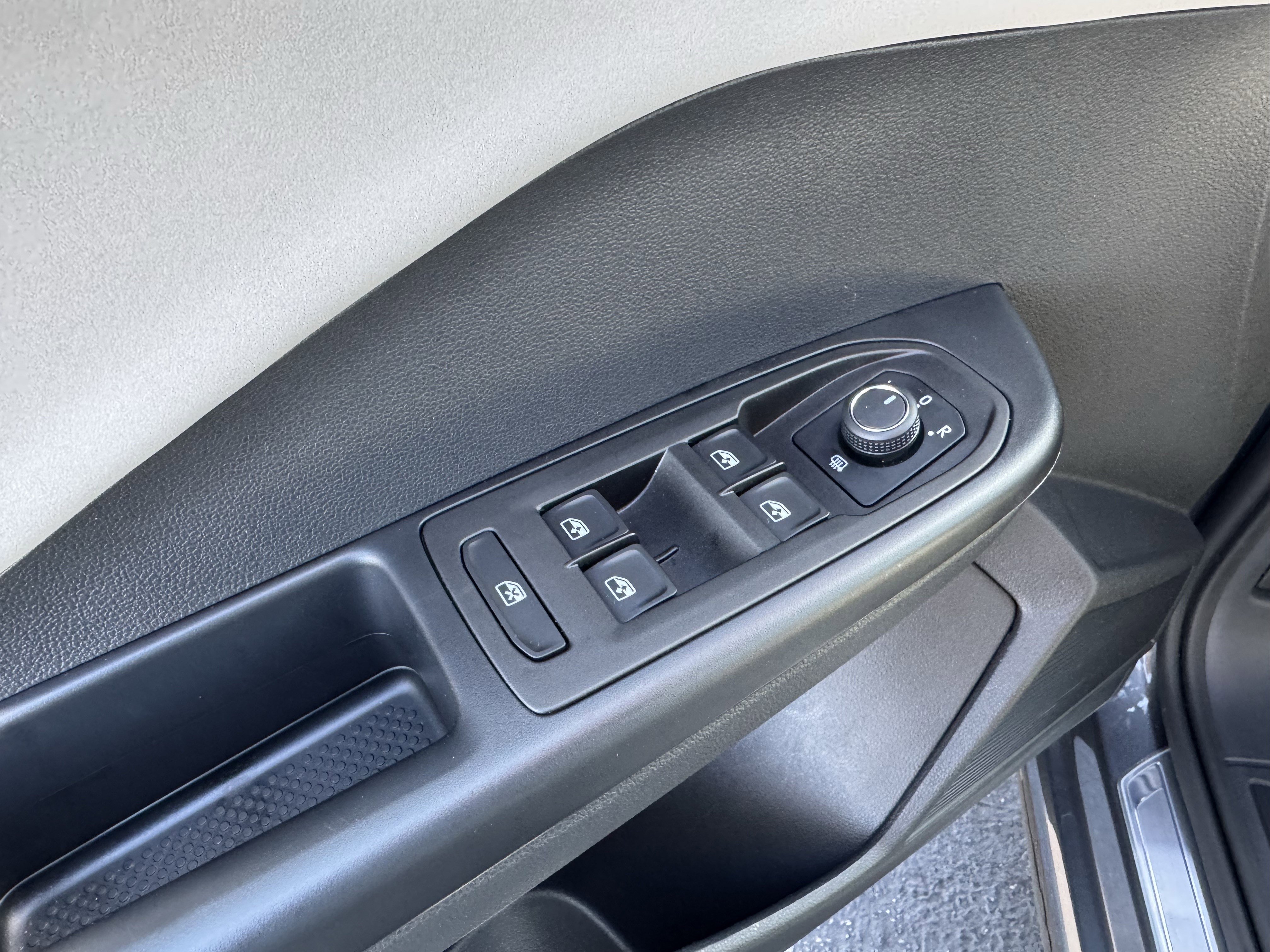 Used 2025 Volkswagen Taos SE image 15