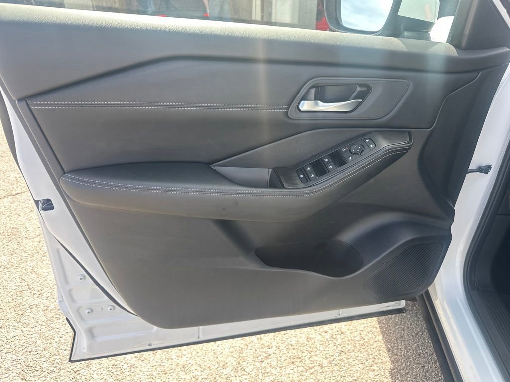 Used 2024 Nissan Rogue SV w/ SV Premium Package image 12