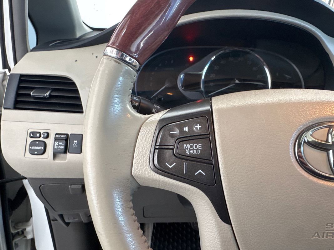 Used 2013 Toyota Sienna Limited w/ Premium Pkg image 12