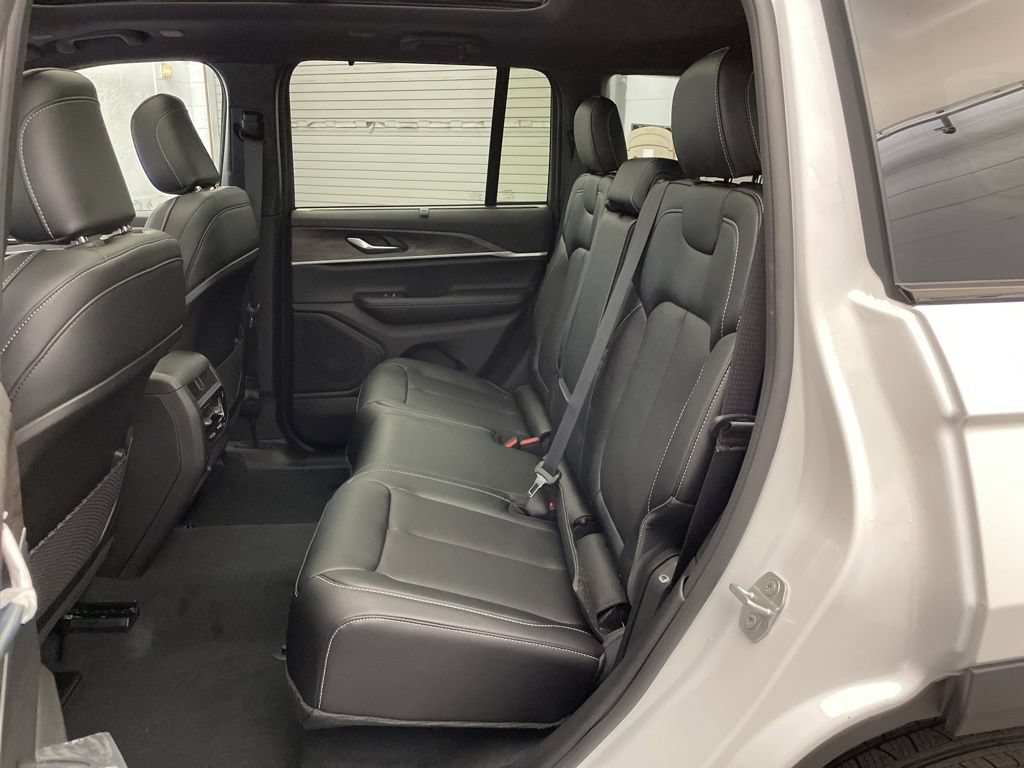 New 2025 Jeep Grand Cherokee Limited w/ Luxury Tech Group II AWD/4WD image 21