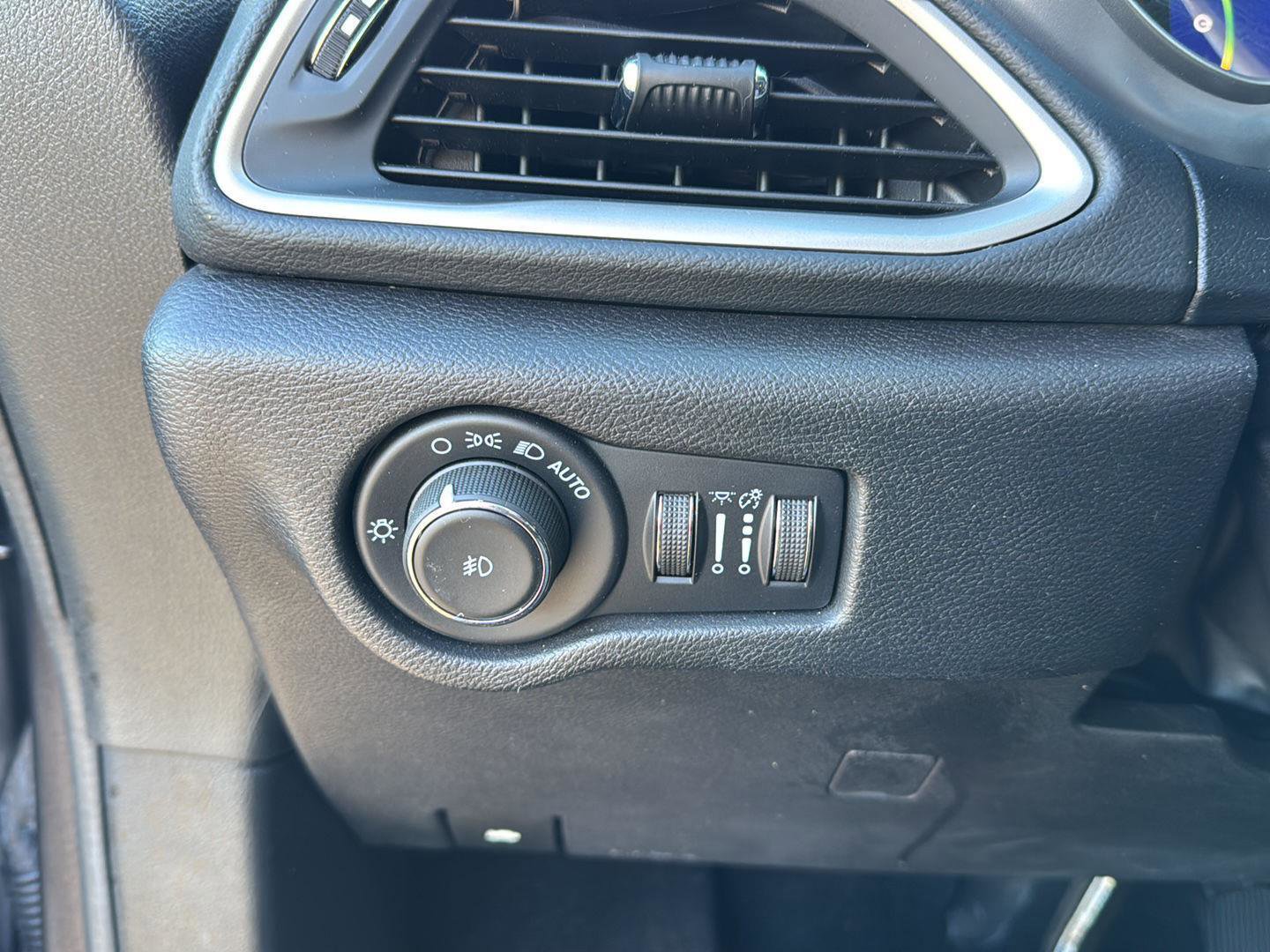 Used 2020 Chrysler Pacifica Touring-L w/ S Appearance Package image 20